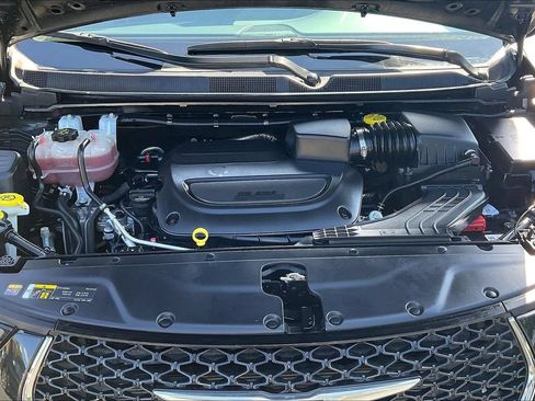 Used 2023 Chrysler Pacifica Touring-L FWD image 32