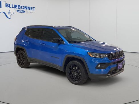 Used 2025 Jeep Compass Latitude w/ Altitude Special Edition AWD/4WD image 3