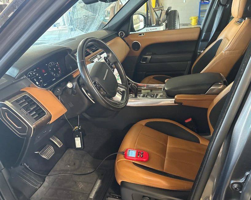 Used 2018 Land Rover Range Rover Sport SE AWD/4WD image 4