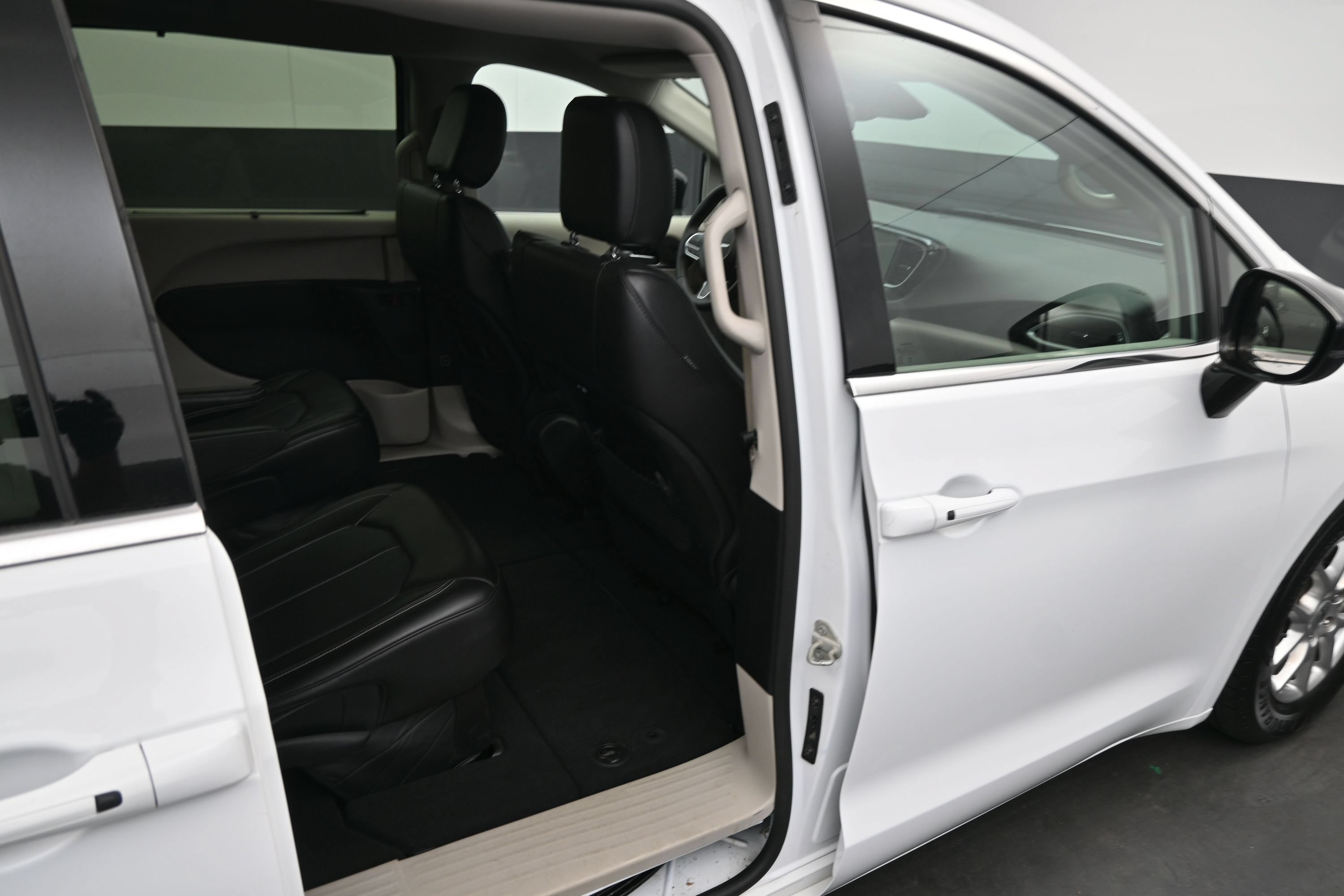 Used 2024 Chrysler Pacifica Touring-L FWD image 13