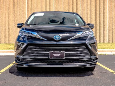 Used 2024 Toyota Sienna LE w/ LE Plus Package AWD/4WD image 3