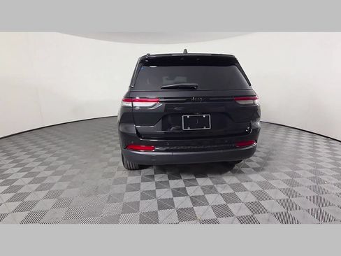 Used 2025 Jeep Grand Cherokee Altitude RWD image 40
