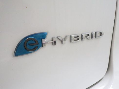 Used 2018 Chrysler Pacifica Touring-L FWD image 28