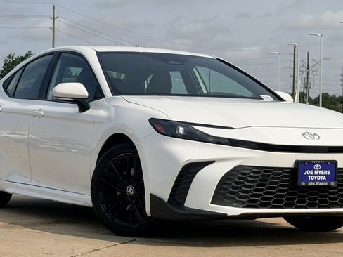 Used 2025 Toyota Camry SE FWD image 2