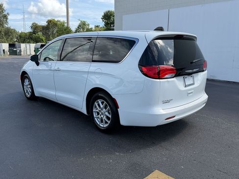 Used 2023 Chrysler Voyager LX FWD image 3