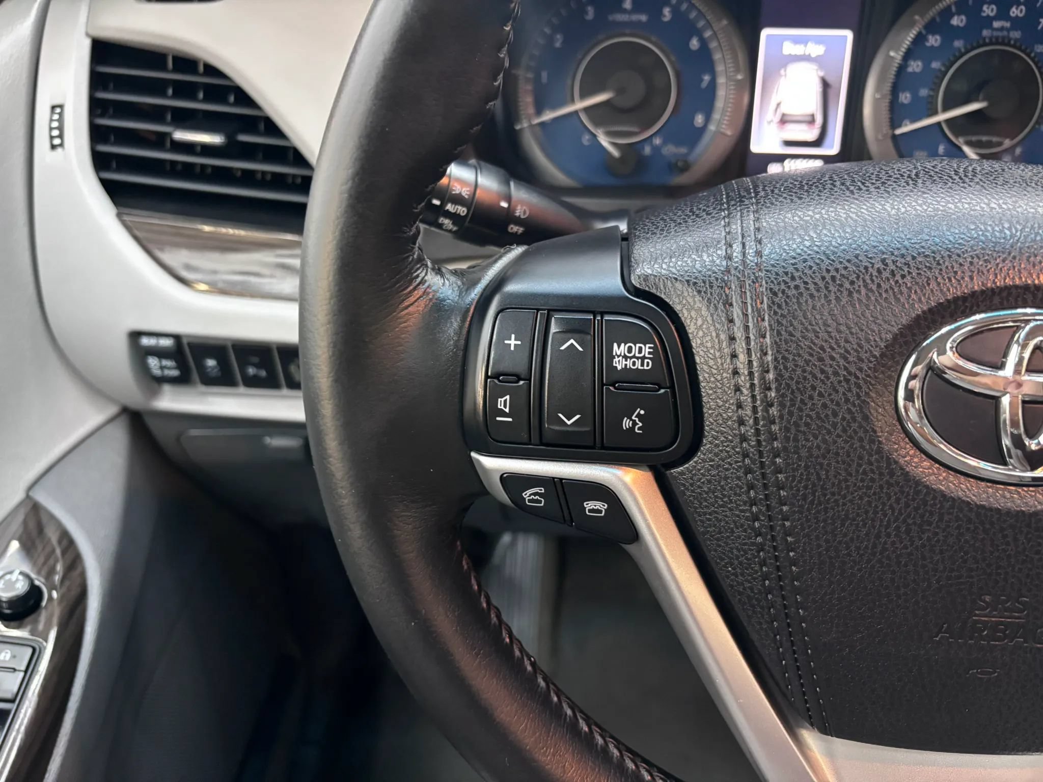 Used 2015 Toyota Sienna XLE w/ XLE Navigation Package FWD image 14