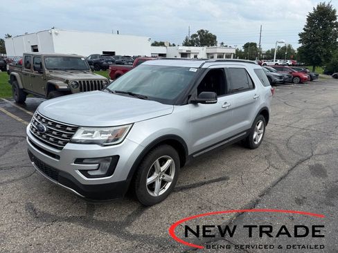 Used 2017 Ford Explorer XLT w/ Equipment Group 202A AWD/4WD image 1