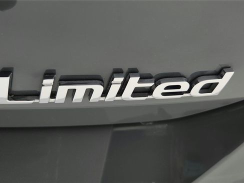 Used 2022 Hyundai Elantra Limited image 26