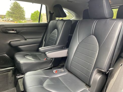 Used 2022 Toyota Highlander XLE image 9
