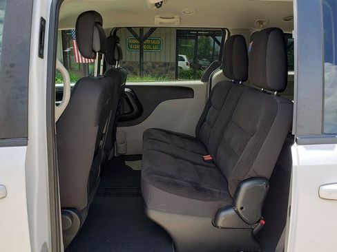 Used 2018 Dodge Grand Caravan SE w/ UConnect Hands-Free Group FWD image 12