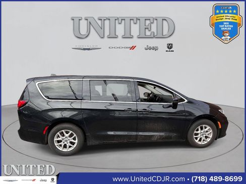 Used 2023 Chrysler Pacifica Touring-L image 2