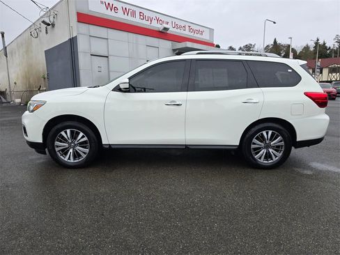 Used 2017 Nissan Pathfinder SV image 4