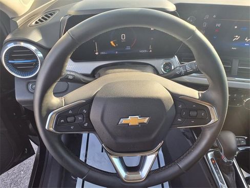 Used 2025 Chevrolet Trax LT w/ LT Convenience Package image 65