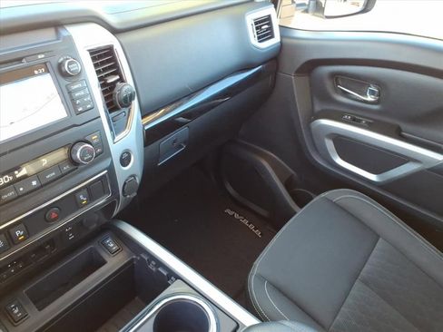 Used 2018 Nissan Titan SV w/ SV Convenience Package image 36