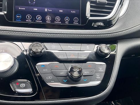 Used 2018 Chrysler Pacifica Limited w/ S Appearance Package FWD image 35