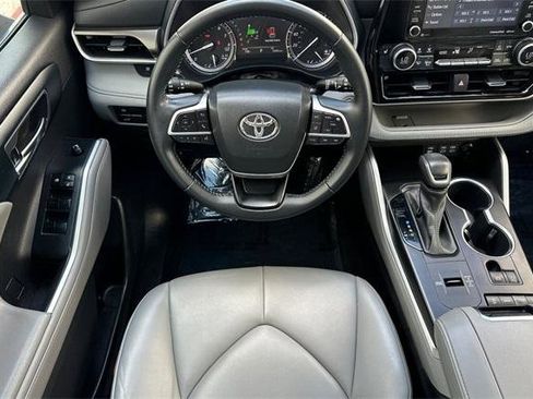 Used 2022 Toyota Highlander XLE image 15