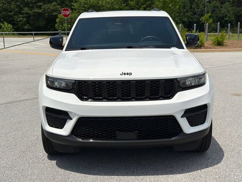 Used 2023 Jeep Grand Cherokee Altitude RWD image 2