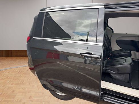 Used 2023 Chrysler Pacifica Touring-L image 14