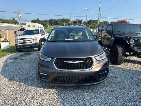Used 2021 Chrysler Pacifica Touring-L FWD image 2