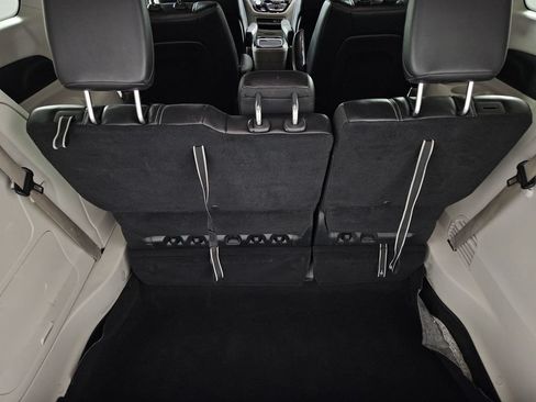 Used 2023 Chrysler Pacifica Touring-L FWD image 35