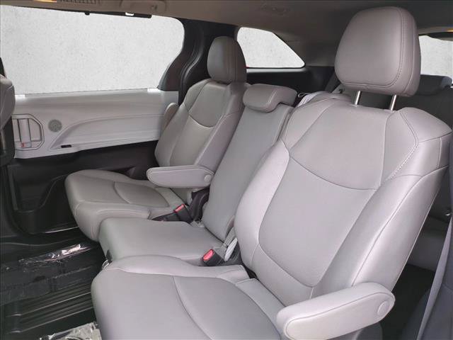 Used 2025 Toyota Sienna XLE FWD image 18