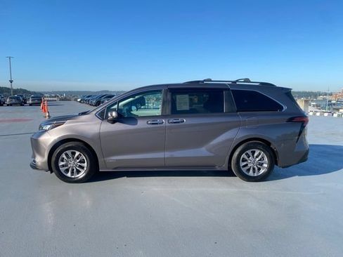 Used 2021 Toyota Sienna XLE AWD/4WD image 5
