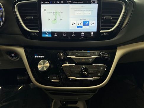 Used 2024 Chrysler Pacifica Touring-L FWD image 6