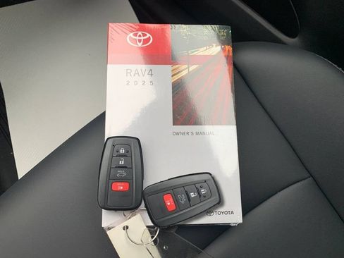 Used 2025 Toyota RAV4 XLE AWD/4WD image 9