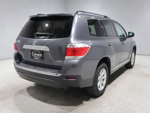 Used 2013 Toyota Highlander Plus AWD/4WD image 2
