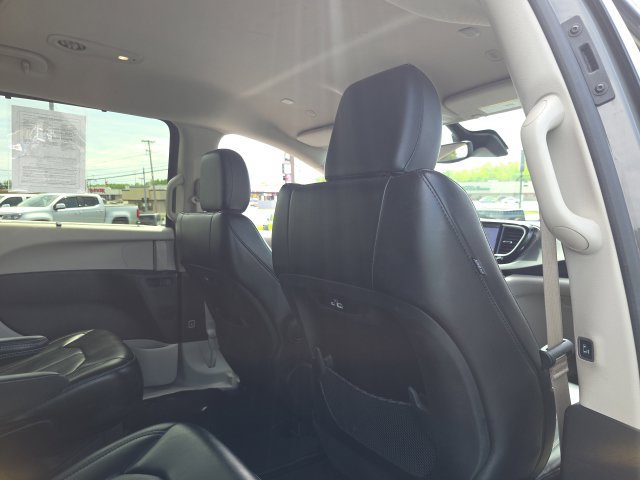Used 2023 Chrysler Pacifica Touring-L FWD image 46