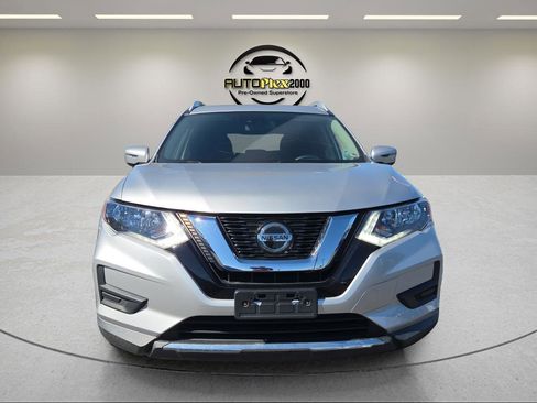 Used 2019 Nissan Rogue SV image 2