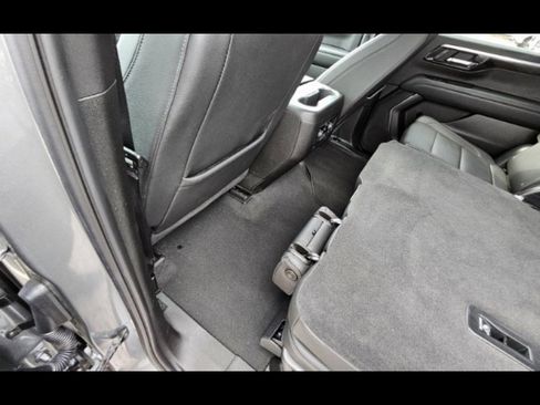 Used 2025 Chevrolet Suburban Z71 image 13