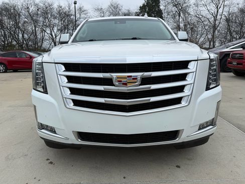 Used 2018 Cadillac Escalade Luxury image 2