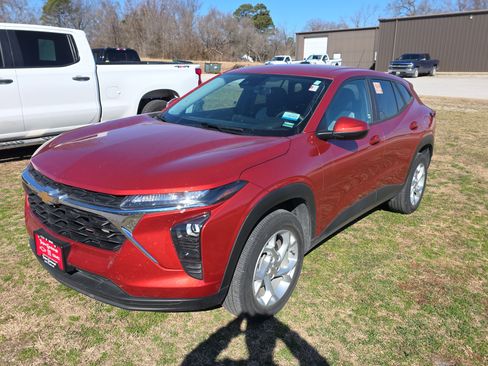 Used 2024 Chevrolet Trax LS w/ LS Convenience Package image 3