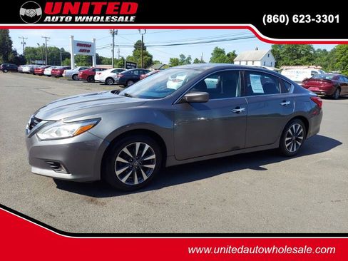 Used 2017 Nissan Altima 2.5 SV image 1