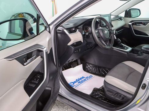 Used 2020 Toyota RAV4 XLE FWD image 3