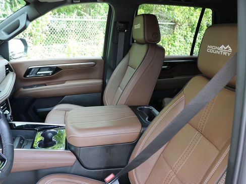 Used 2025 Chevrolet Tahoe High Country image 14