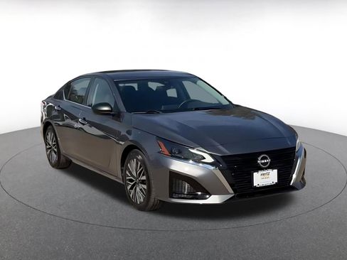 Used 2025 Nissan Altima 2.5 SV image 3