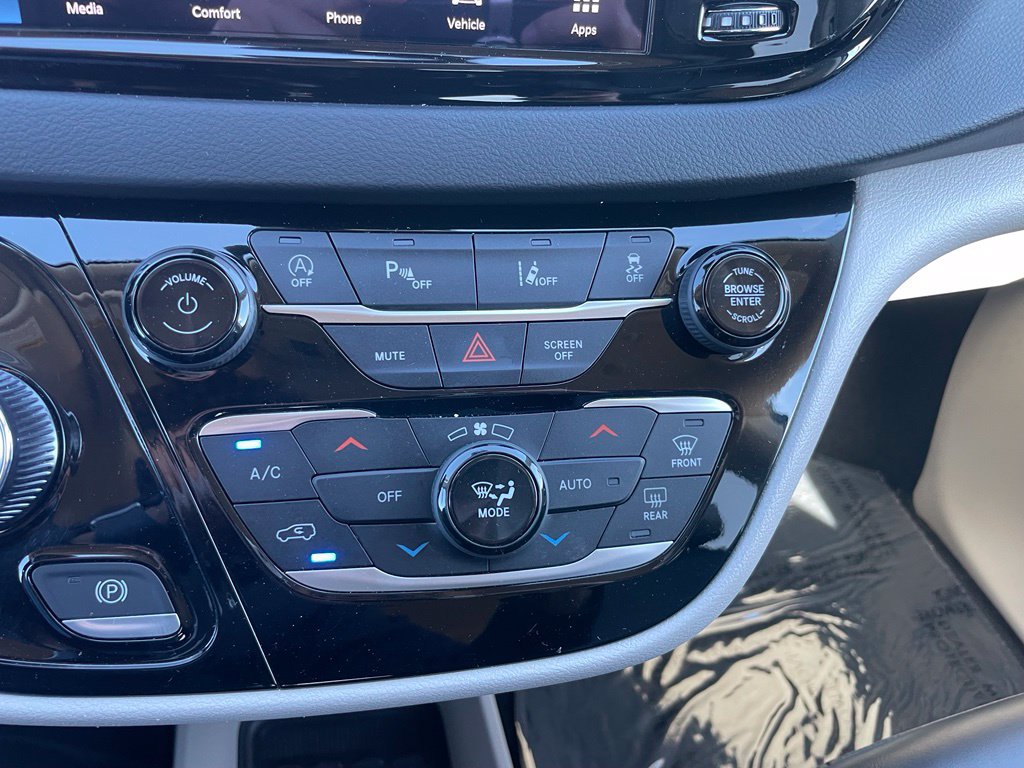 Used 2023 Chrysler Pacifica Touring-L FWD image 13