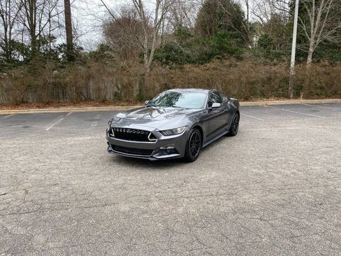 Used 2017 Ford Mustang Coupe image 3