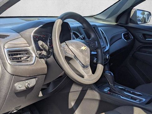 Used 2019 Chevrolet Equinox LT image 2