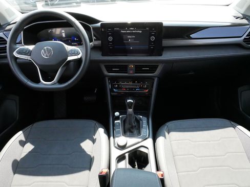 Certified 2025 Volkswagen Taos SE AWD/4WD image 10