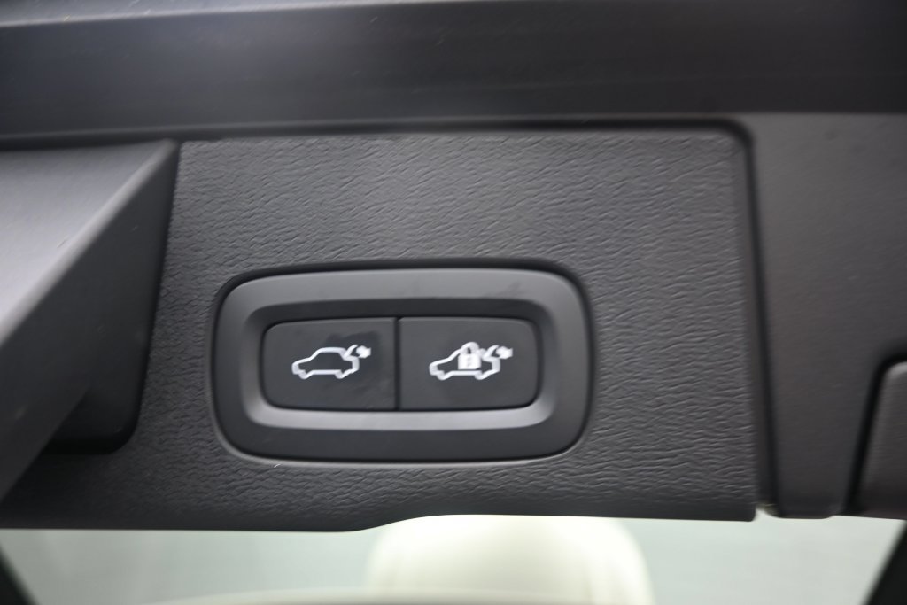 Certified 2024 Volvo XC60 B5 Plus AWD/4WD image 18