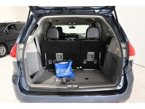 Used 2013 Toyota Sienna LE FWD image 25