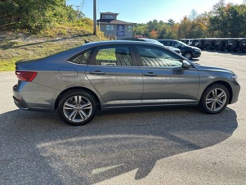 Used 2024 Volkswagen Jetta SE image 10