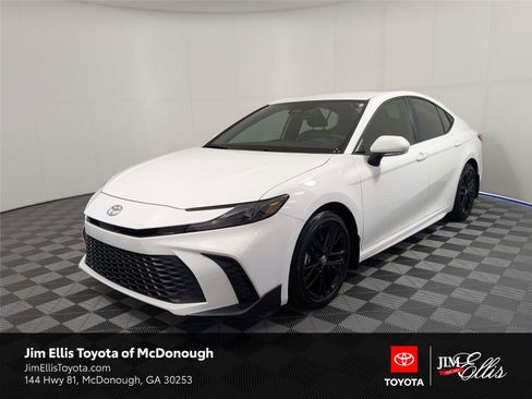 Certified 2025 Toyota Camry SE FWD image 1