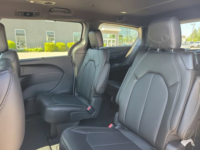 New 2027 Chrysler Pacifica Select FWD image 32