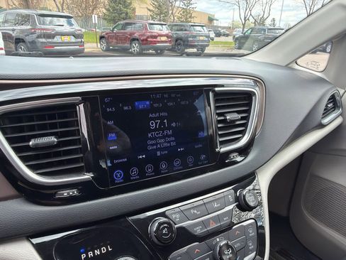 Used 2017 Chrysler Pacifica Touring-L Plus w/ Advanced Safetytec Group FWD image 10