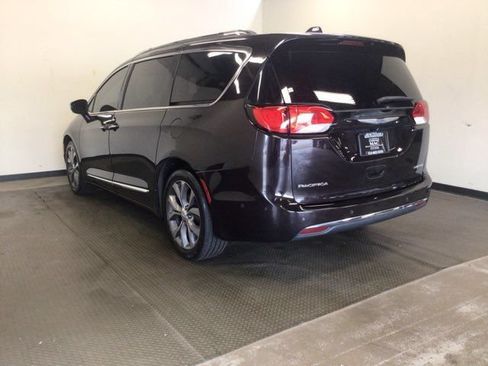 Used 2018 Chrysler Pacifica Limited w/ Tire & Wheel Group FWD image 4