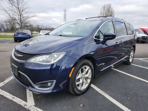Used 2018 Chrysler Pacifica Touring-L Plus w/ Tire & Wheel Group image 13